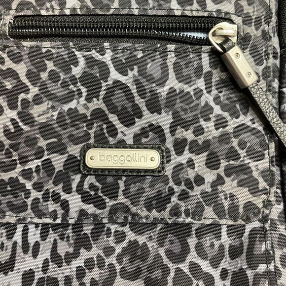 Baggallini Cross Body Grey Animal Print Adjustable Strap Multiple Pockets - Picture 5 of 6